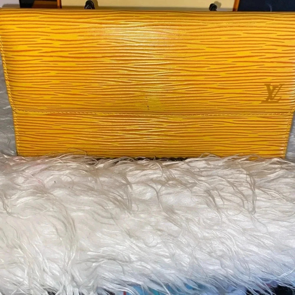 Louis Vuitton Epi Sara Wallet EUC